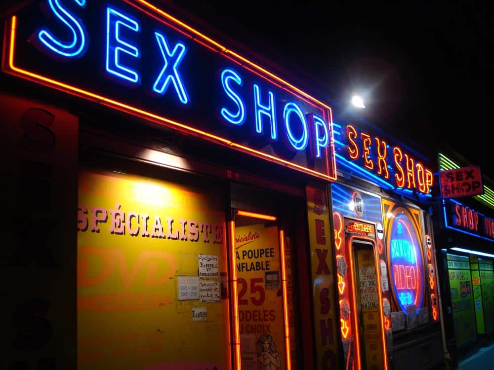 El primer viaje embarazoso al sex shop