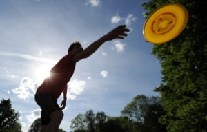 Sport mit dem Partner Frisbee, Badminton und Co.