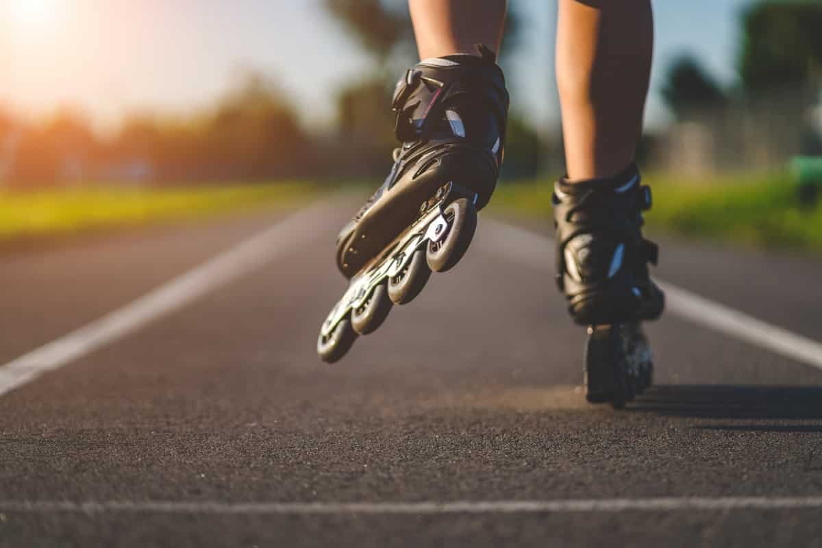 El patinaje en línea de primavera, de moda