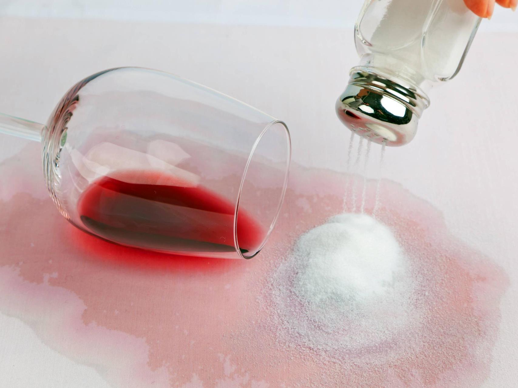 Remove red wine stains from the carpet