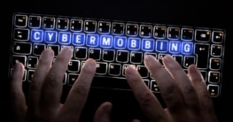 Viele LGBTQ Anhänger leiden unter Cybermobbing im Internet